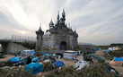 Dismaland, il parco di Banksy offrirà rifugio ai migranti