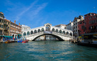 Ponte di Rialto: i lavori di restauro raggiungono la rampa sul lato San Polo